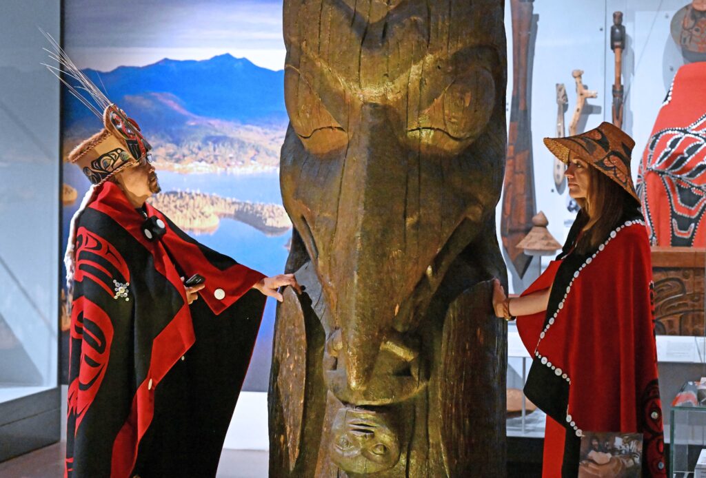 Sim'oogit Ni'isjoohl (Mr Earl Stephens) and Sigidimnak’ Nox Ts'aawit (Dr Amy Parent) of Nisga'a Nation with the memorial pole. 